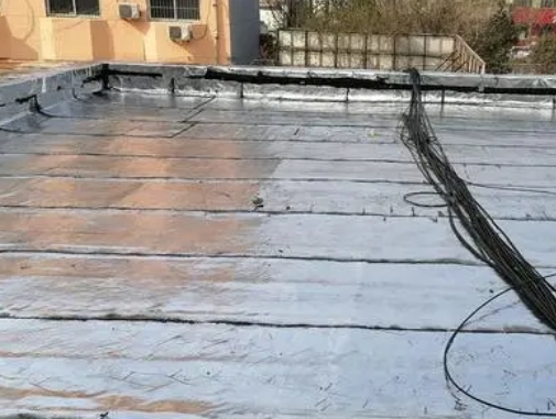 曲靖卫生间漏水维修公司分享下曲靖屋面楼顶防水刚性防水层施工要点。